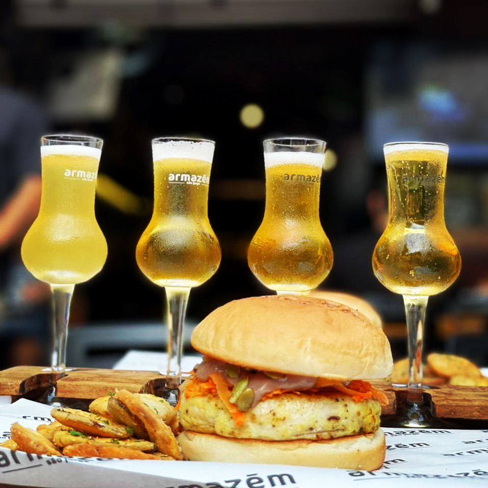 AA8013AB-A16A-4888-B91C-D0DFCC2E9033 Cerveja artesanal e excelentes hambúrgueres estão entre as atrações do Pólo de Icaaraí para os pais. Para as crianças, pula-pula, pintura e animadores