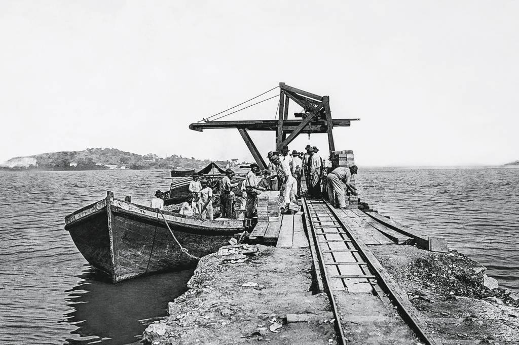 Ancoradouro em Manguinhos: a construção da Avenida Brasil, em 1946, aterrou grande parte das praias da Zona Norte -