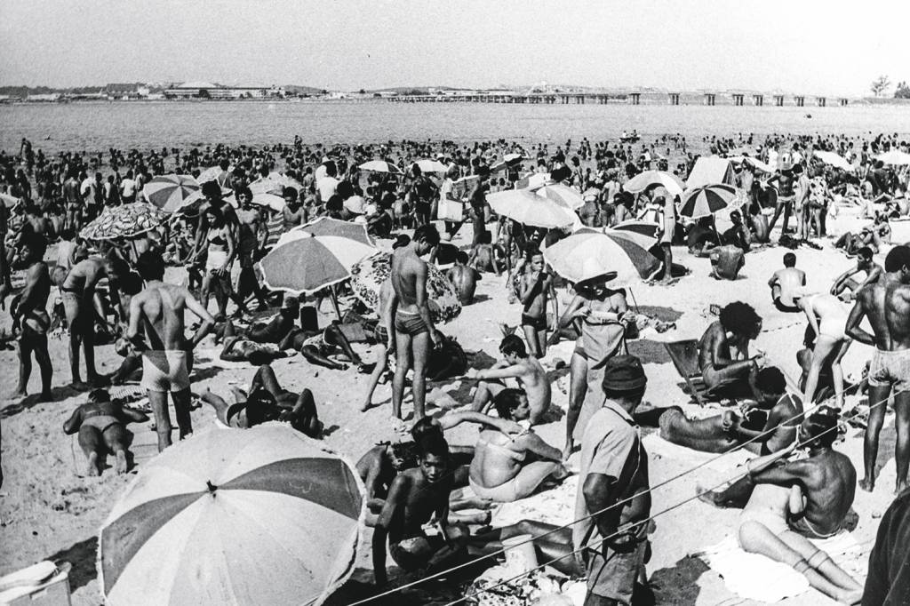 Domingo de sol, adivinha aonde nós vamos? A Praia de Ramos, outrora Maria Angu, em tempos mais balneáveis e apinhada de gente nos anos 1960 -