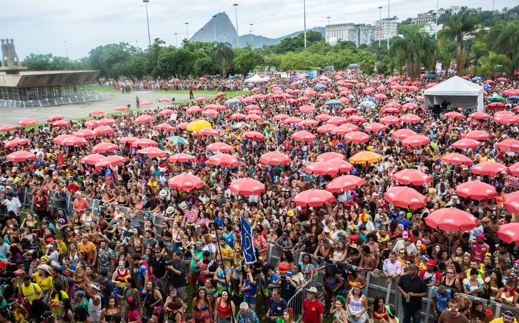 Imagem mostra foliões aglomerados em um bloco de carnaval no aterro do flamengo
