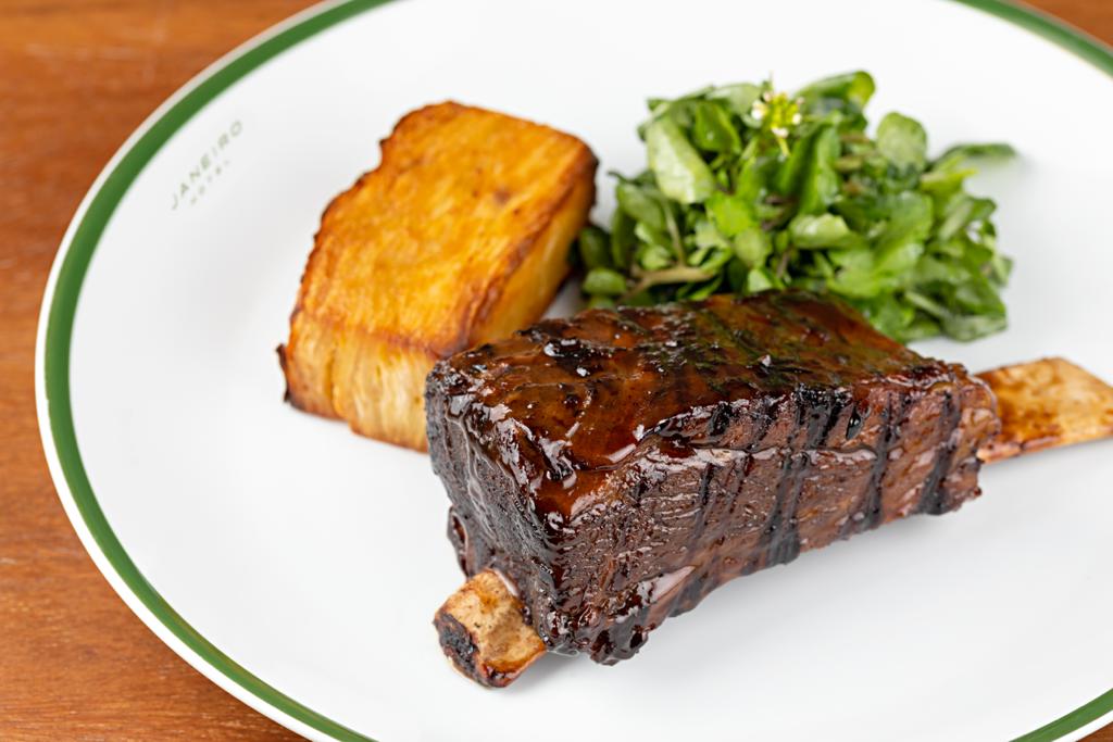 Janeiro Hotel: costela ao molho rôti com mil folhas de mandioca e salada de agrião