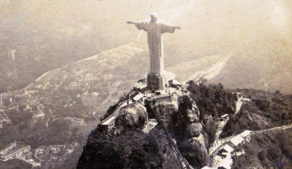 Uma foto aérea do Cristo Redentor durante sua inauguração, em outubro de 1931.