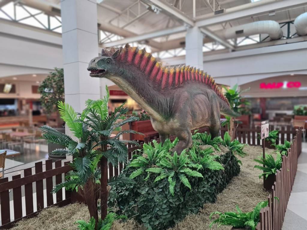 Foto mostra réplica de dinossauro