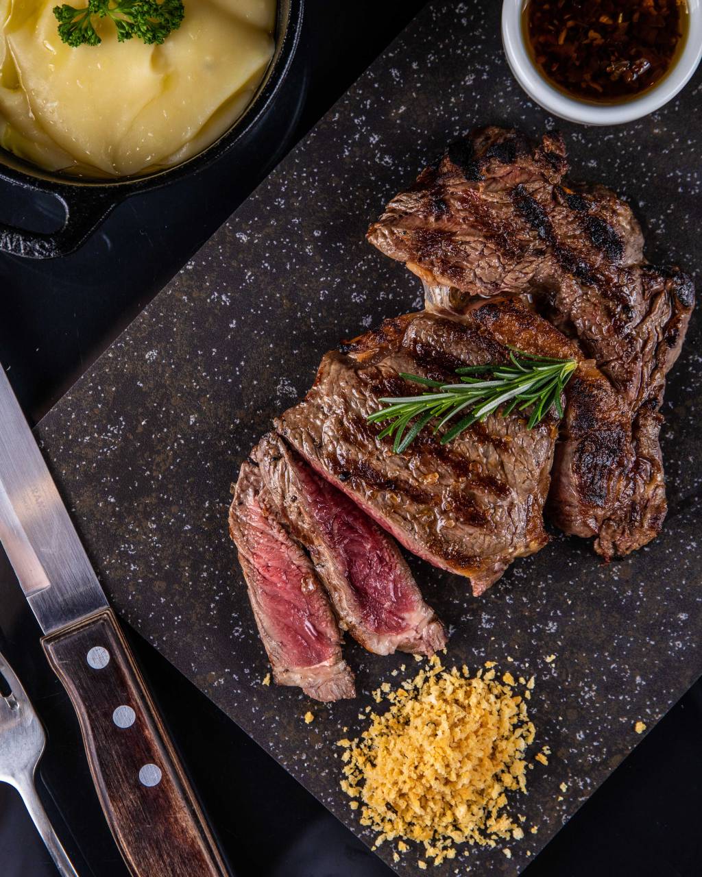 Demi Glace – Bife de ancho, aligot e chimichurri- Foto Tomas Rangel (8) (1) Demi Glace: bife ancho com aligot (purê à moda francesa) e chimichurri