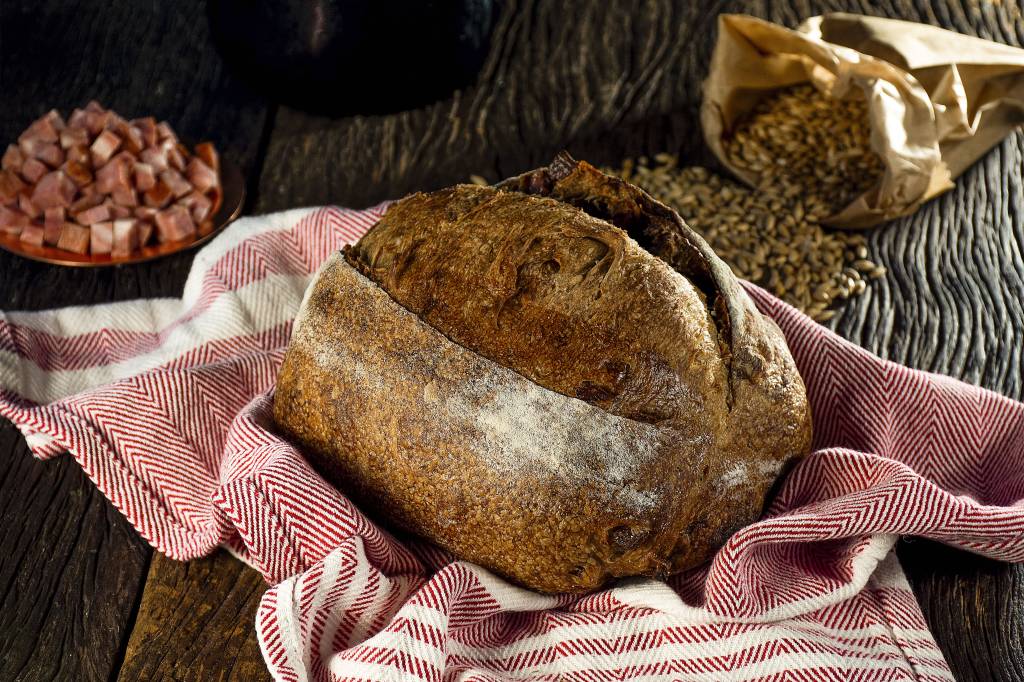 Artesanos Bakery: pão de cevada com linguiça