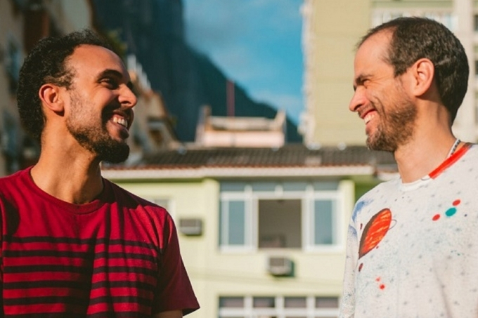 Bem Gil e Moreno Veloso olhando um para o outro num terraço no Rio de Janeiro