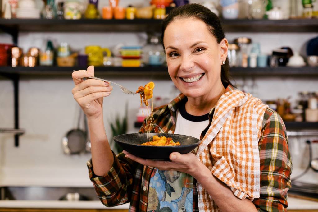 Carolina Ferraz lança livro de culinária; veja receitas queridinhas