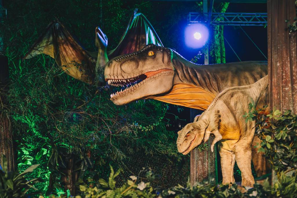 Aventura jurássica: parque de dinossauros estilo drive-in volta à Barra