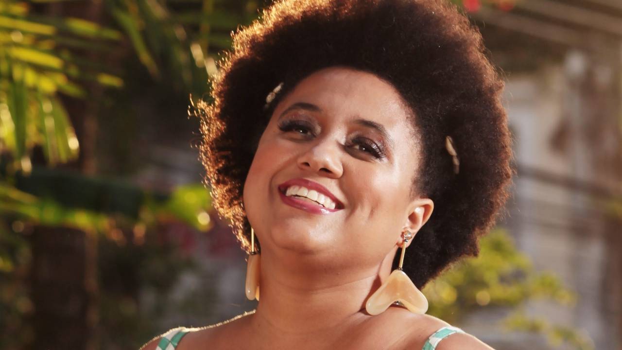 Marina Iris de camiseta verde e branca de alcinha