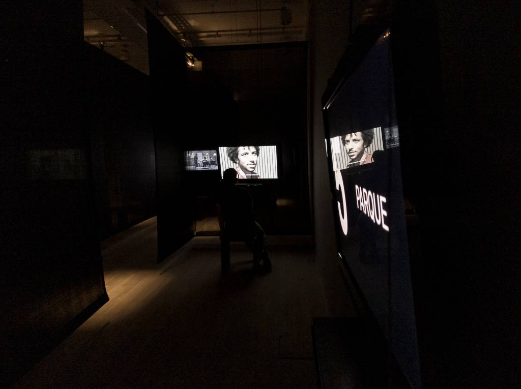 Instalação no Oi Futuro, em sala escura, mostra duas telas com peça-filme passando