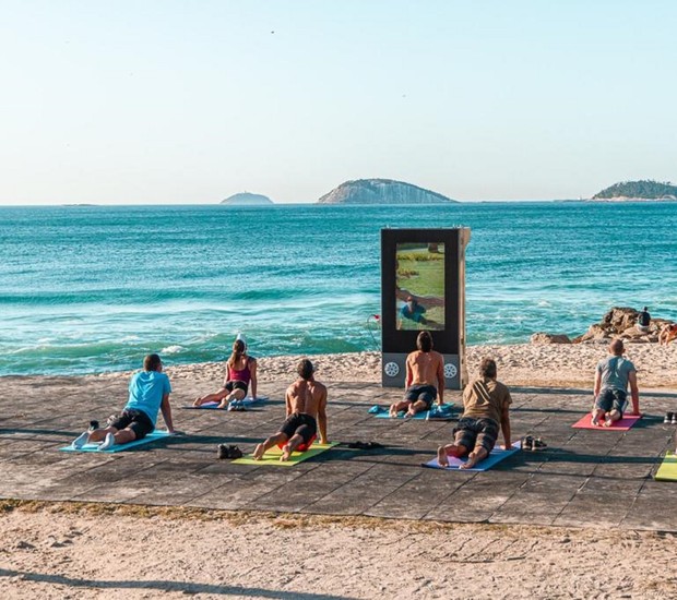 Imagem mostra grupo de pessoas praticando yoga