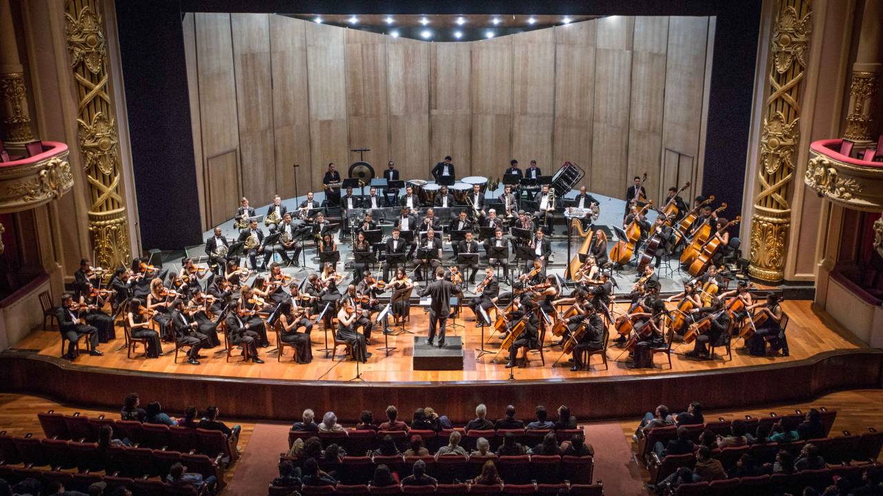Orquestra Sinfônica de Barra Mansa no palco