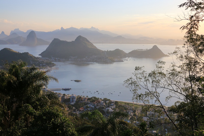 Foto mostra vista do pôr do sol no Parque da Cidade, em Niterói