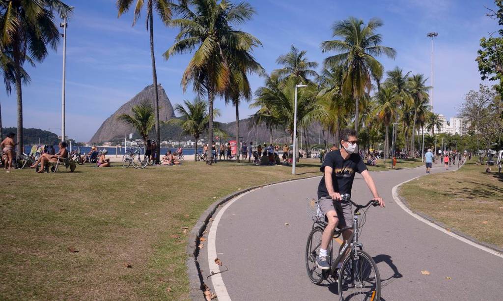 Foto mostra homem andando de bicicleta no Aterro do Flamengo
