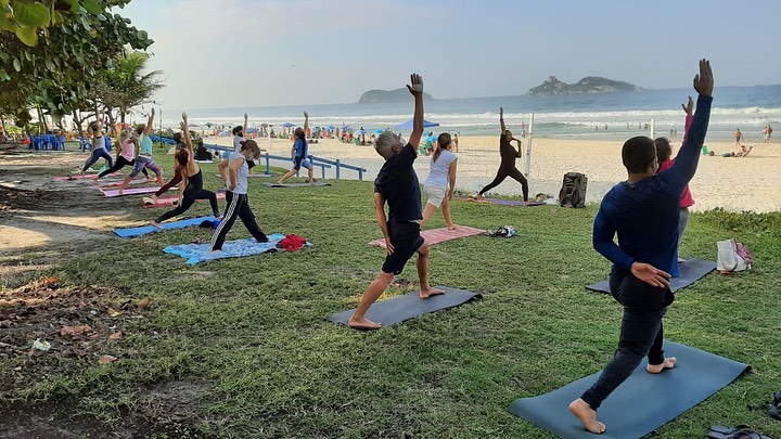 Imagem mostra grupo de pessoas praticando yoga