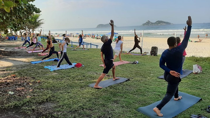 Praia da Barra.Reprod.Ista Imagem mostra grupo de pessoas praticando yoga