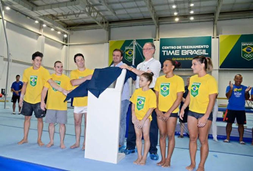 A imagem mostra o time da ginástica olímpica brasileira em 2016, junto com Eduardo Paes e Carlos Arthur Nuzman