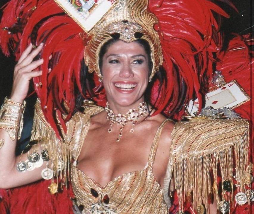 A imagem mostra a promoter Alicinha Cavalcanti desfilando no carnaval