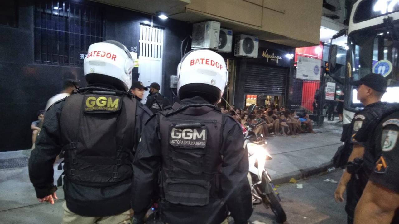 A imagem mostra menores apreendidos por policiais militares e guardas municipais em copacabana
