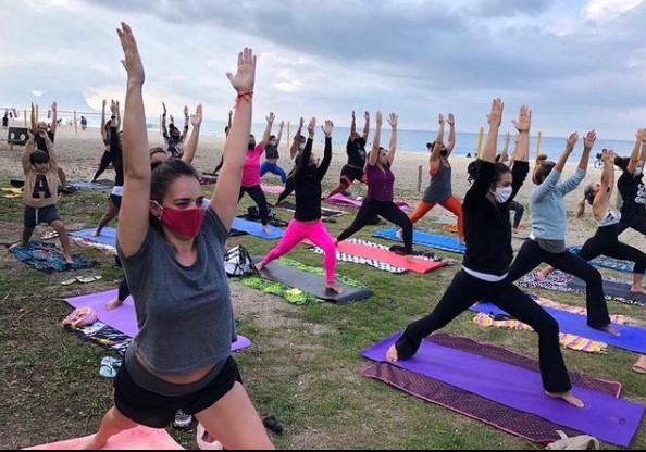 Imagem mostra grupo de pessoas praticando yoga