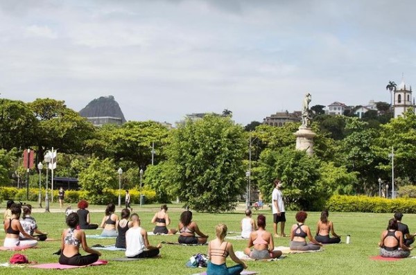 Imagem mostra grupo de pessoas praticando yoga