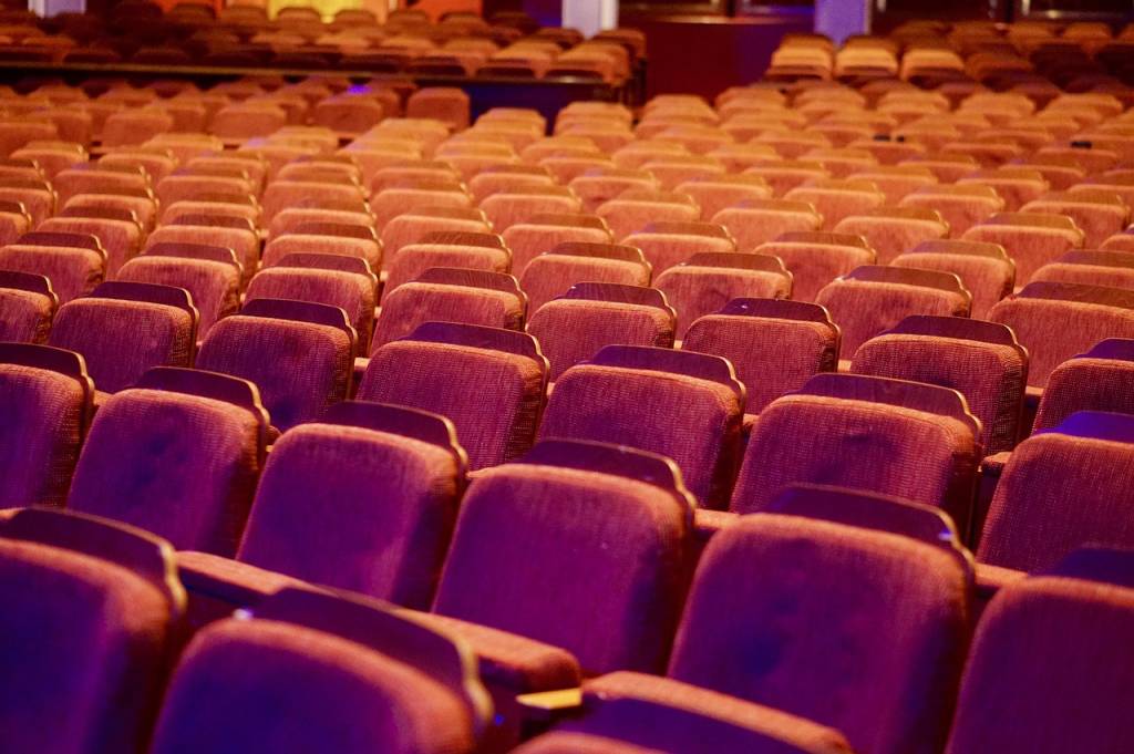 Imagem mostra cadeiras de uma sala de cinema
