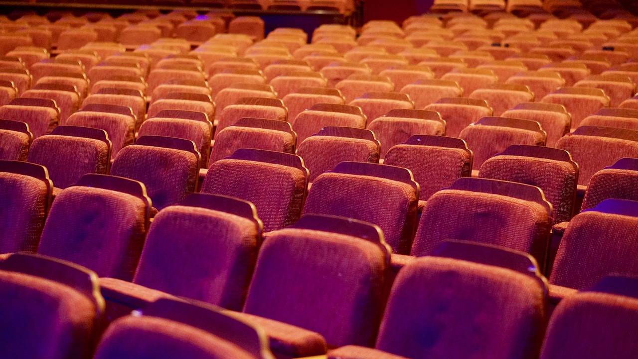 Imagem mostra cadeiras de uma sala de cinema