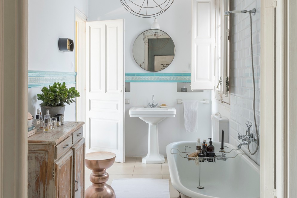 Banheiros clássicos voltam à decoração mais elegantes do que nunca
