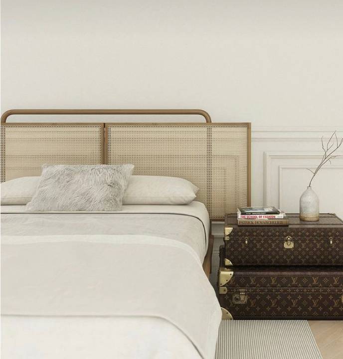 A imagem mostra um quarto com baú ao lado da cama