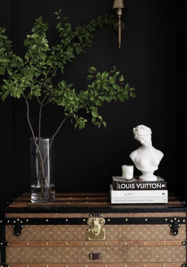Baú A imagem mostra um baú da marca Louis Vuitton