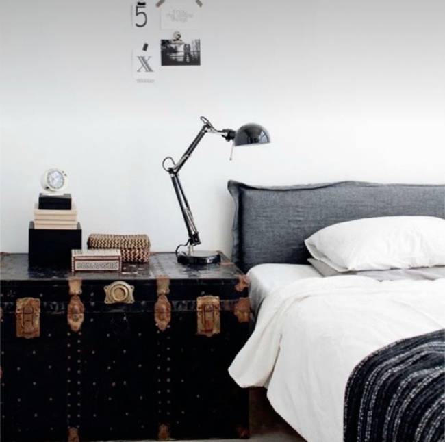 Baú A imagem mostra um quarto com o baú ao lado da cama