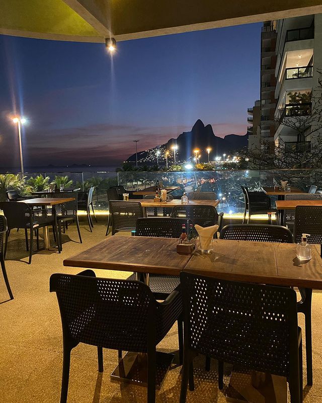 O rooftop: vista privilegiada para a praia e o Morro Dois Irmãos