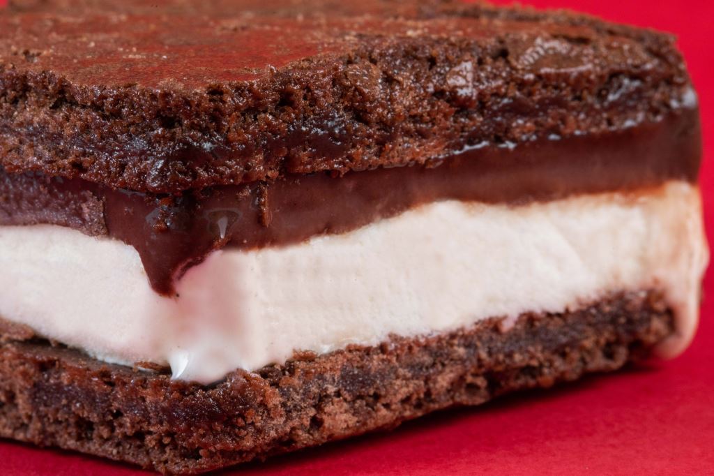 Brownie do Luiz: sanduíche de bolinho com sorvete e chocolate