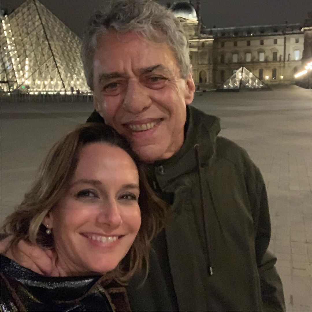 Chico Buarque e Carol Proner em frente à pirâmide do Louvre, em Paris