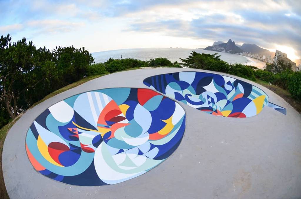 pistas de skate do arpoador, no estilo bowl, pintadas com motivos geométricos