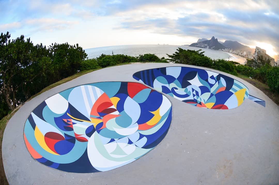 pistas de skate do arpoador, no estilo bowl, pintadas com motivos geométricos