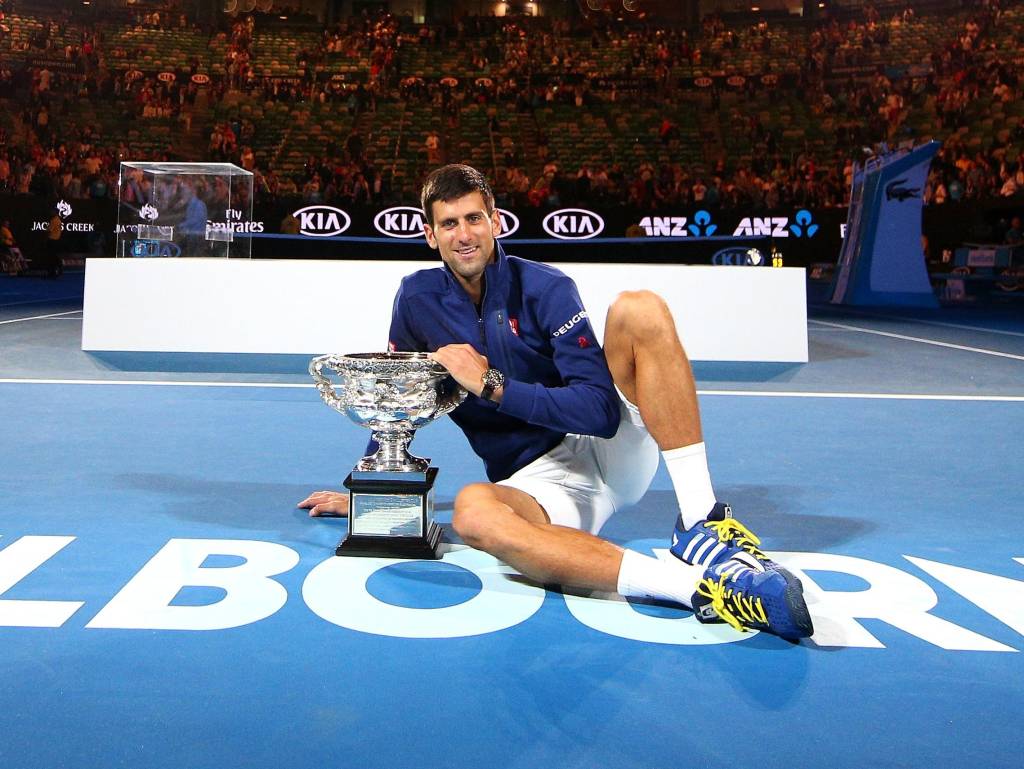 o tenista sérvio Novak Djokovic com um taça conquistada