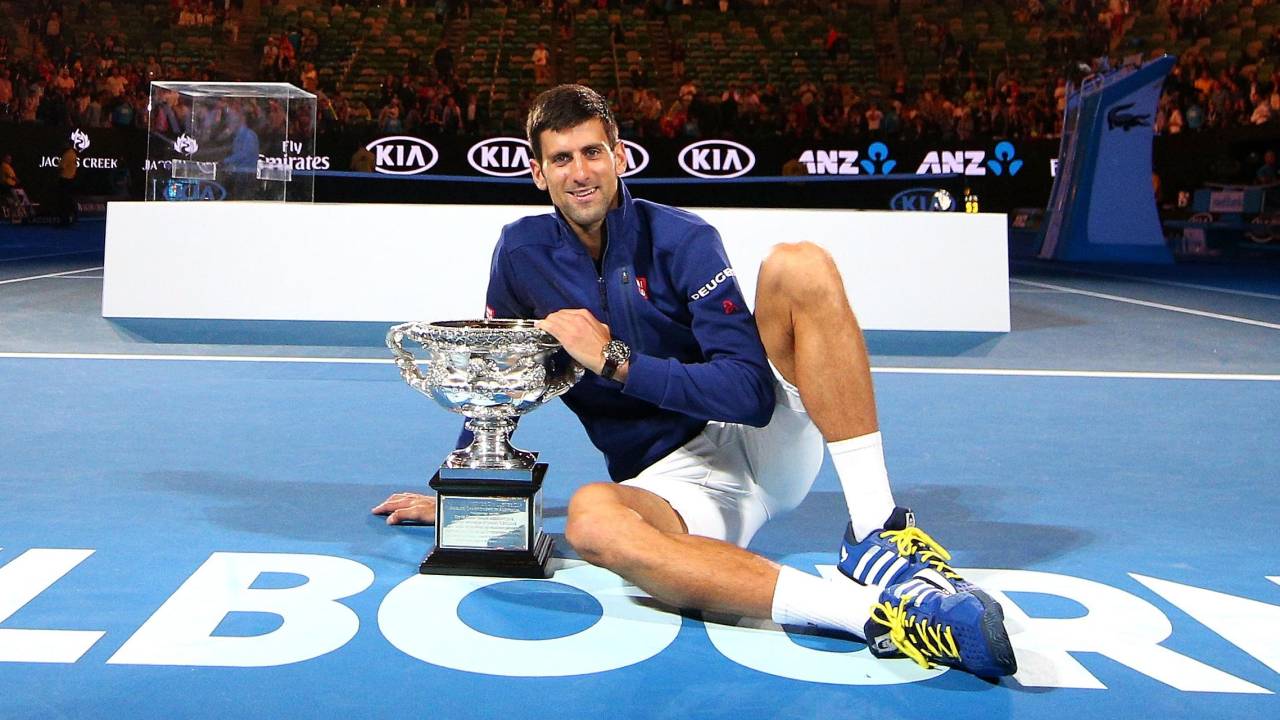 o tenista sérvio Novak Djokovic com um taça conquistada