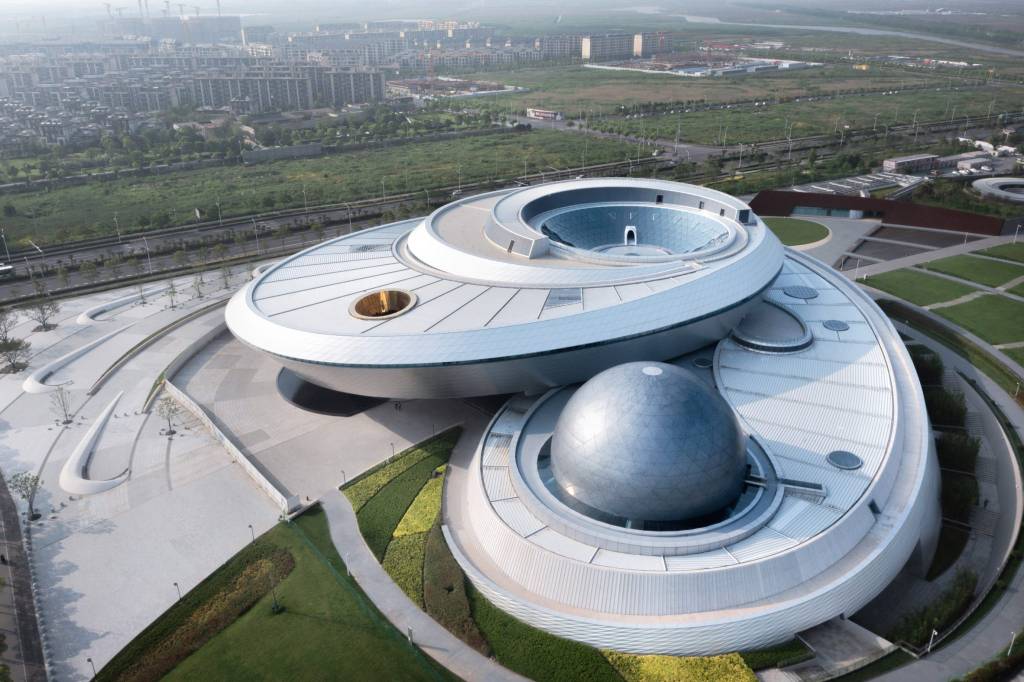 ennead-architects-shanghai-astronomy-museum-china-architecture_dezeen_2364_col_0-2048×1364-1 Prédio do maior museu astronomia do mundo não possui linhas retas na arquitetura