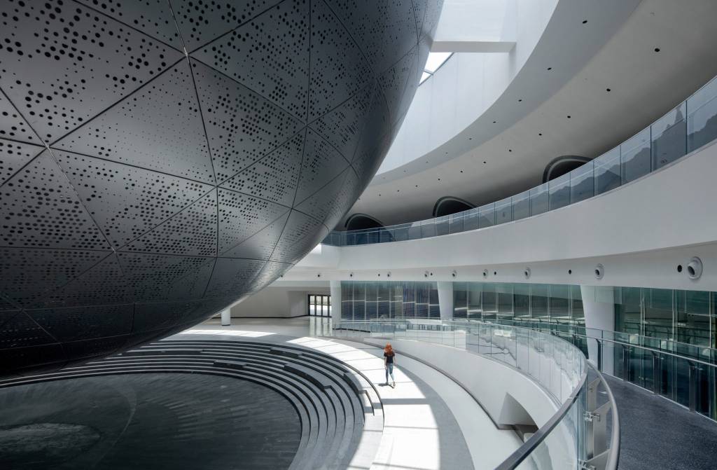 Prédio do maior museu astronomia do mundo não possui linhas retas na arquitetura