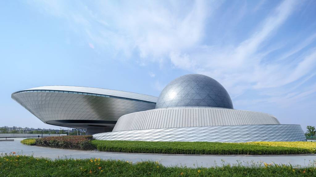 ennead-architects-shanghai-astronomy-museum-china-architecture_dezeen_2364_hero_3 Prédio do maior museu astronomia do mundo não possui linhas retas na arquitetura