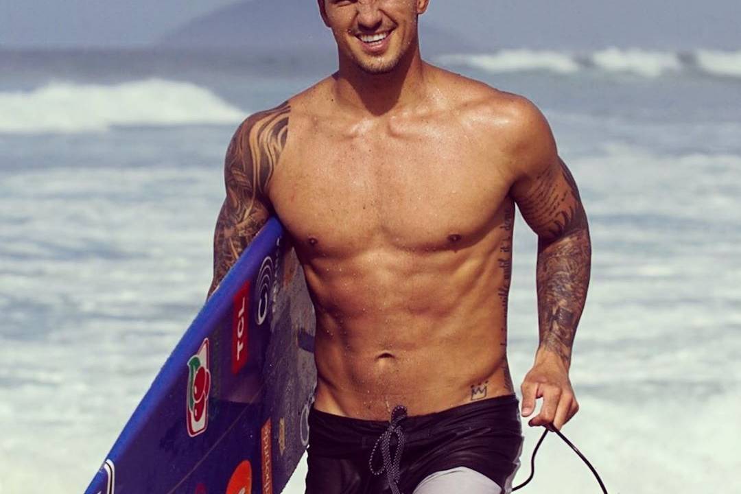 Gabriel Medina com a prancha de surfe