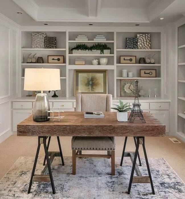 Home Office Imagem mostra um home office segundo plano e em primeiro plano uma mesa com uma cadeira