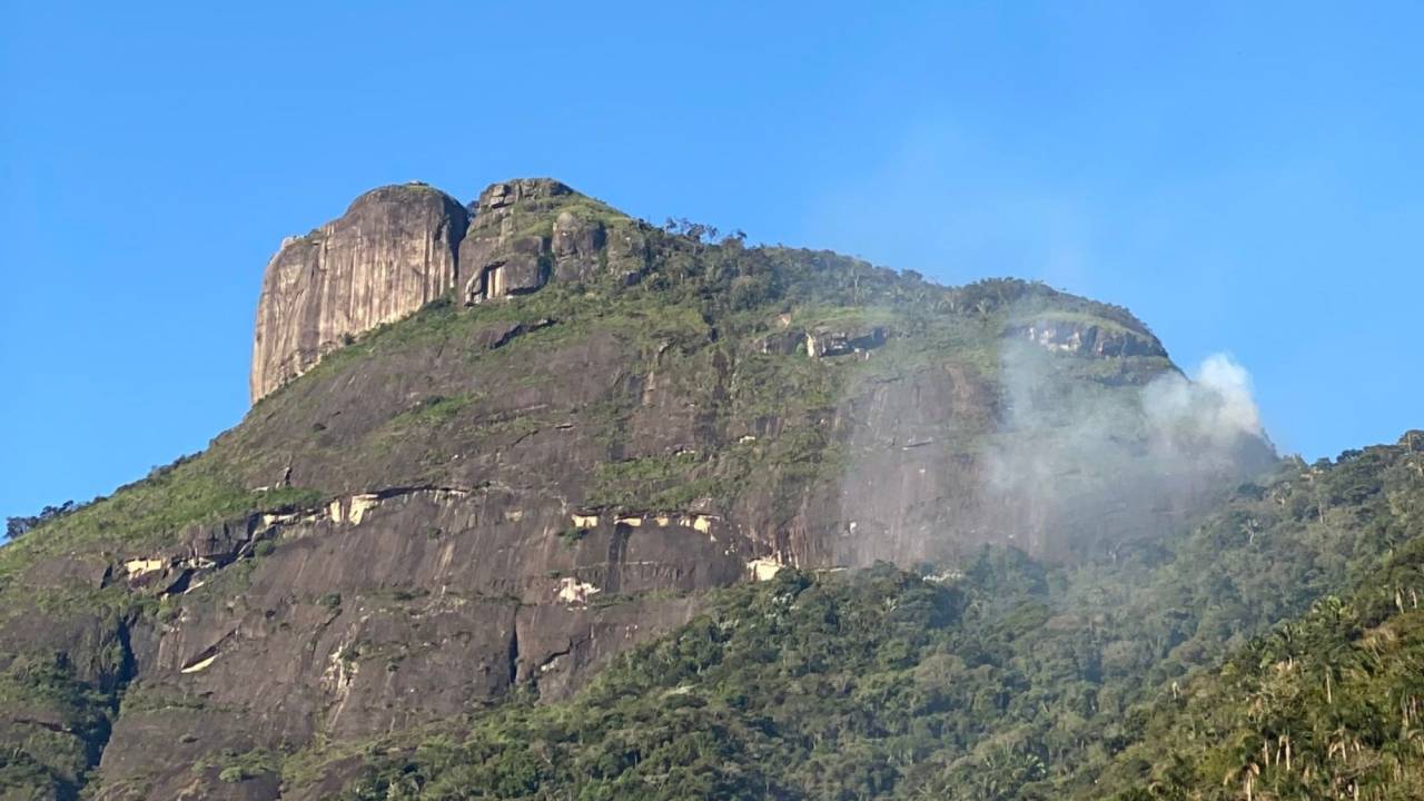 Foto mostra a Pedra da Gávea pegando fogo