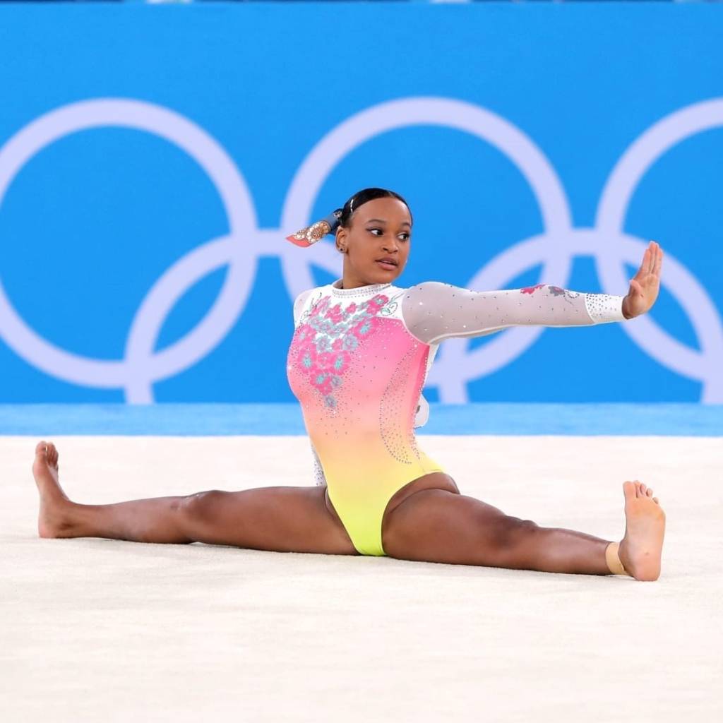 A imagem mostra Rebeca Andrade em ação na Olimpíada de Tóquio