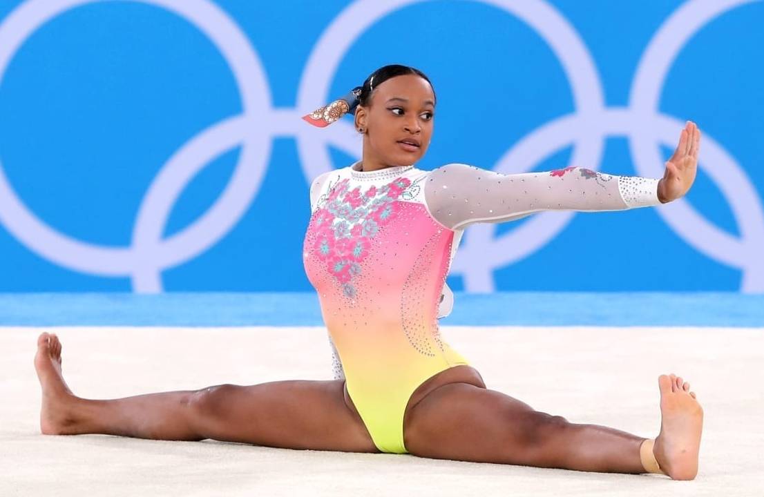 A imagem mostra Rebeca Andrade em ação na Olimpíada de Tóquio