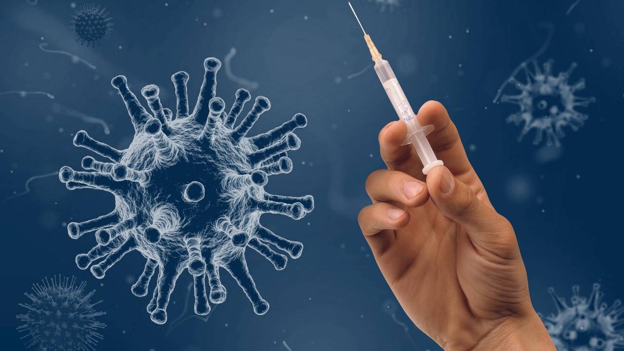 vacina e seringa com cepa do coronavírus
