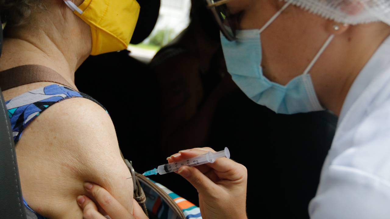 Vacinação de idosos: previsão é que seja concluída a dose de reforço até 30 de outubro