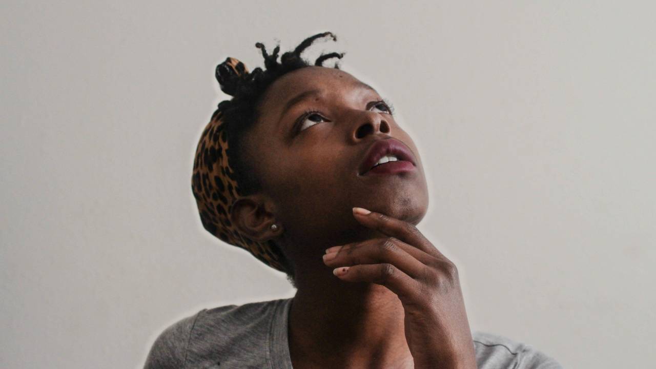 Foto mostra mulher negra olhando para cima