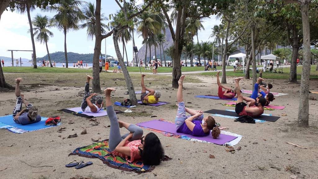 yogaflamengo.insta.reprod Imagem mostra grupo de pessoas praticando yoga
